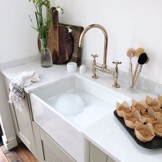 Grace | UK (@gracearthur.co) • Instagram photos and videos Jean Stoffer, Apron Sink, Oak Kitchen, Painted Brick, Inspiration Photos, Love Your Home, Counter Tops, Kitchen Inspo, Kitchen Reno