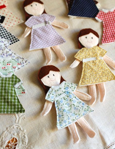 Felt "paper dolls" - with instructions from Brandi (The Prudent Homemaker) Felt Paper Dolls, Plushie Patterns, Operation Christmas Child, Quiet Books, Felt Dolls, Felt Toys, Paper Doll, Sewing For Kids, Quiet Book