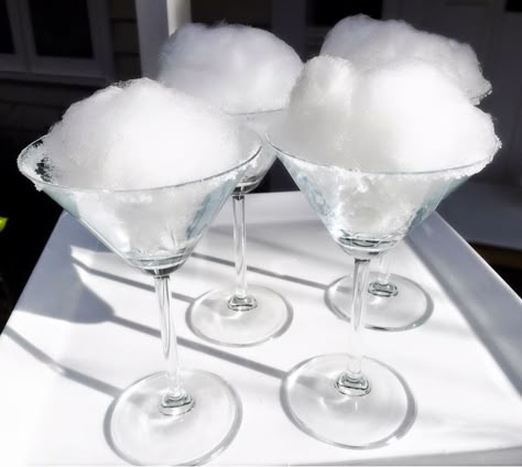 Cloud Cocktail, White Party Foods, Cotton Candy Cocktail, Bachelorette Party Drinks, Cocktail Decoration, Apres Ski Party, Food Innovation, Bridal Theme, Candy Drinks