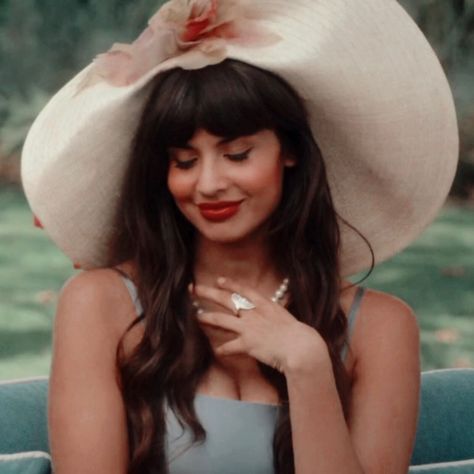 the good place tahani icon Tahani Al Jamil Aesthetic, Tahani Al Jamil Outfit, Good Place Tahani, Brunette Aesthetic, Aladdin And Jasmine, Fairy Artwork, Muse Art, Tv Girls, Tv Characters