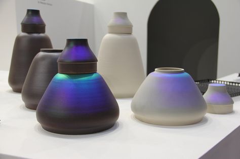 pulpo-hermann-a-weizeneggerat-makeup-vases-maison-et-objet-fall-designboom-02 Aliens Art, Iridescent Ceramic, Iridescent Paint, Pottery Glaze, Ceramic Glaze, Concrete Wood, Latest Design Trends, Pottery Glazes, Alien Art