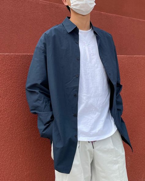 Uniqlo Outfit, Aesthetic Male Outfits, Blue And White Outfits, Korean Street Fashion Men, White Pants Outfit, Trendy Boy Outfits, 일본 패션, Uniqlo Men, Mens Trendy Outfits