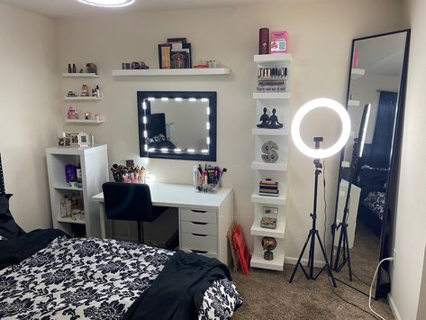 white and black room Black Vanity Desk Bedroom, White And Black Room, Small Teen Bedroom, Black And White Makeup, White Makeup Vanity, Vanity Bedroom, Black And White Living Room, Ombre Acrylic, Ombre Acrylic Nails