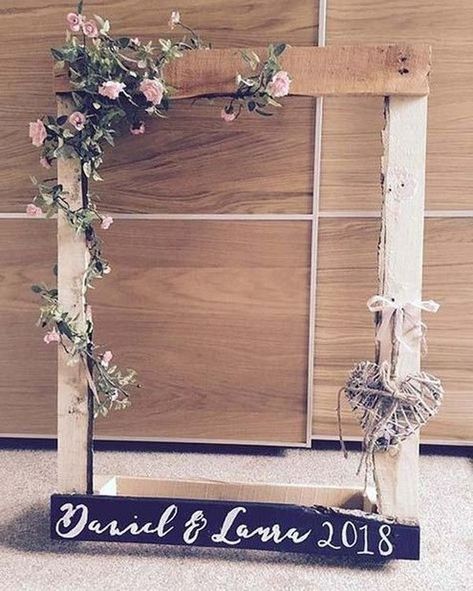 Photo Boots, Photobooth Ideas, Photo Booth Ideas, Vintage Wedding Ideas, Diy Photo Booth, Photo Booth Frame, Wedding Photo Booth, Floral Photo, Wooden Wedding