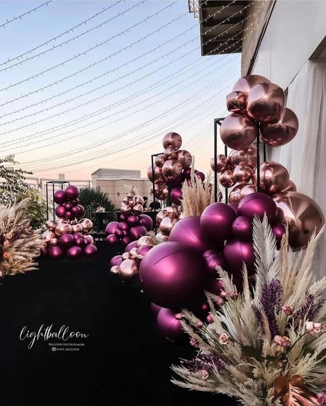 Outdoor Party Balloons Decor, Balloons On Stage, Balloon Garland Designs, Luxury Balloon Decor, Balloon Tablescape, Metallic Balloons Decoration, Unique Balloon Decorations, Balloon Backdrop Ideas, 40th Bday Ideas