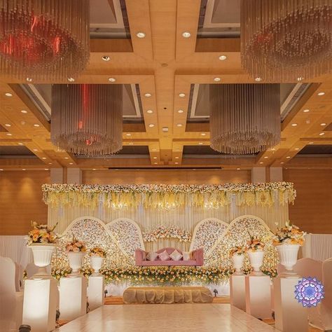 Indoor Wedding Reception Decorations Indian, North Indian Wedding Decoration, Pelli Mandapam Decoration South Indian, South Indian Wedding Stage Decoration, Reception Stage Decoration Indian Indoor, Wedding Stage Ideas, Engagement Decorations Indian, Marriage Hall Decoration, Stage Decoration Photos