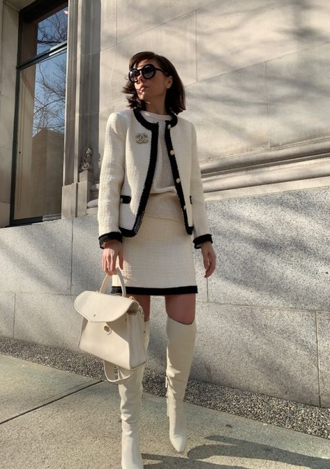 Chanel Inspired outfit from H&M - Aurela - Fashionista Chanel Inspired Outfit, Tweed Outfit, Chanel Outfit, Mode Chanel, Chanel Jacket, Chanel Inspired, Elegantes Outfit, Chanel Fashion, White Boots