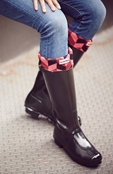 Love these Hunter Boot socks in red geometric - a pair can totally freshen up your old boots. Outfits With Hunter Rain Boots, Old Hunter, Hunter Socks, Welly Socks, Hunter Boots Socks, Wellies Rain Boots, Hunter Boot, Old Boots, Wellies Boots