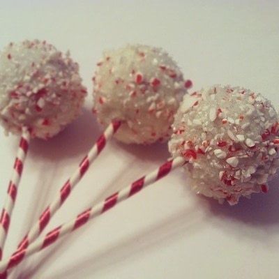 How to bake cake pops. Starbucks Peppermint Brownie Cake Pops - Step 14 Peppermint Cake Pops, Cake Pops Starbucks, Peppermint Brownie Cake Pops, Cake Pops Brownie, How To Bake Cake, Brownie Cake Pops, Baby Cake Pops, Peppermint Brownie, Cake Pops Chocolate