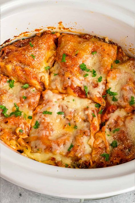 This cheesy Crockpot Lasagna is a quick and easy way to make the ultimate comfort meal. It still has all of the ingredients you know and love, but instead, they are added to the slow cooker. I promise you are going to love this version of lasagna! Crock Pot Lasagna Easy, Lazy Lasagna Crockpot, Low Carb Crock Pot Lasagna, Crockpot Lasagne Recipes, Crockpot Lazy Lasagna, Crockpot Lasagna With Ricotta, Simple Crockpot Lasagna, Crockpot Lasagna No Ricotta, Crockpot Lasagna With No Boil Noodles