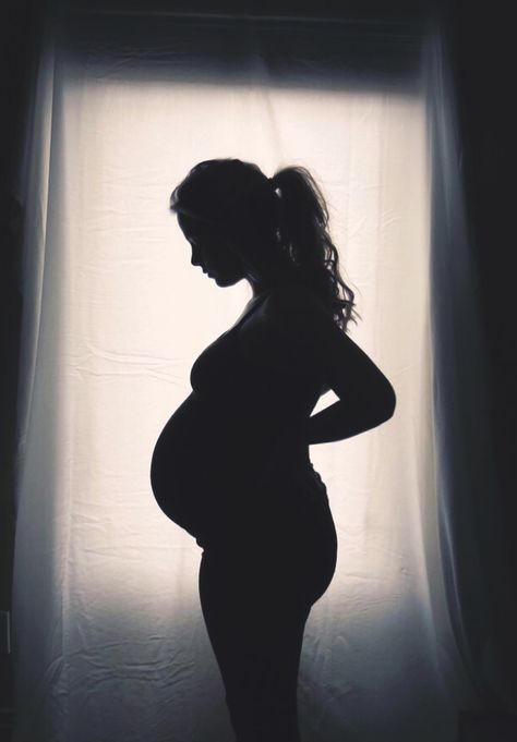 Silhouette pregnancy bump Pregnancy Silhouette, Home Maternity Photography, Diy Maternity Photos, Maternity Silhouette, Baby Bump Photoshoot, Baby Bump Pictures, Pregnancy Belly Photos, Pregnancy Bump, Belly Photos