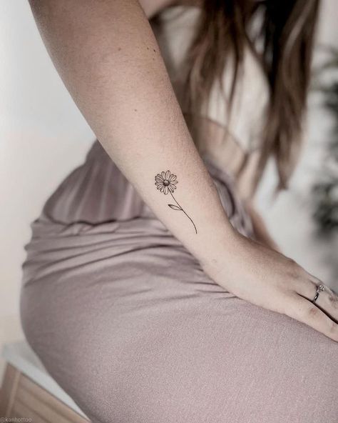 Small Tattoos Sunflower Simple, Small Hand Flower Tattoos, Wrist Sunflower Tattoos For Women, Elegant Daisy Tattoo, Sun And Flower Tattoo Simple, Small Tattoos Flower Simple, Daisy Tattoo Placement, Small Daisy Tattoo On Wrist Simple, Sunflower Aesthetic Tattoo