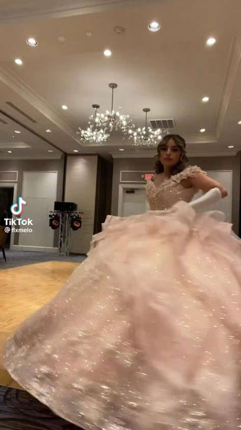 Quince Dress Inspiration, Quince Dresses Sparkle, Quince Dresses Color Ideas, Princess Dress Sweet 16, Quince Dress With Gloves, Quinceanera Light Pink Dresses, Pink Quinceñera Dresses, Aurora Quinceanera Theme Dress, Quince Second Outfit