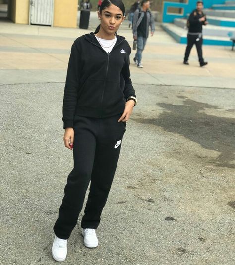 nike.🖤 𝒑𝒊𝒏𝒕𝒆𝒓𝒆𝒔𝒕 : @shawtypr 👅 Baddie Winter Outfits, Outfit Ideaa, Baggy Fashion, Future Outfit, Teacher Outfit, Cute Outfits For School, Chill Outfits, Baddie Outfits Casual, Professional Outfits