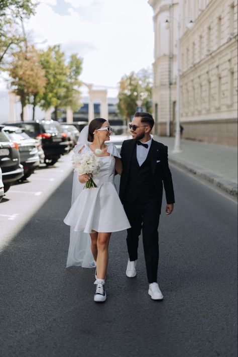 Civil Wedding Dress With Sneakers, Short Wedding Dress And Converse, Street Style Prenup Shoot, Short Wedding Dress And Sneakers, Short Dress Wedding Photos, Pre Wedding Street Style, Bride Street Photography, Sneakers Wedding Outfit, Short Wedding Dress With Sneakers