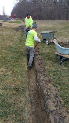 How to build a French Drain that will last for decades Most French Drains are done with a trencher due to the availability. Every rental center has one, however a trencher can only trench a width of 6” - 8” wide [...] Gardener Cartoon, Yard Drainage Solutions, Gardening Bags, Yard Drainage System, Yard Drain, French Drain Installation, Harvesting Potatoes, French Drain System, Gardening Australia