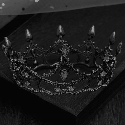 Crown Aesthetic Queens Dark, Dark Crown Aesthetic, Black Crown Aesthetic, Fantasy Crown Queens, Dark Tiara, Princess Crown Aesthetic, Grad Themes, The Owl House Aesthetic, Owl House Aesthetic