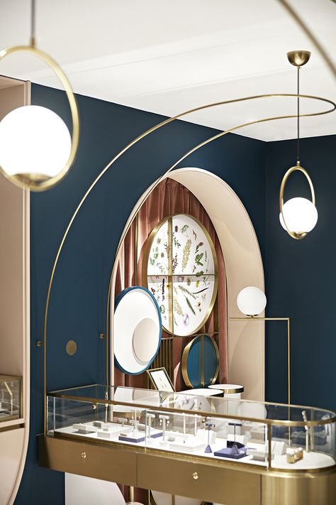 golden arch details adorn tianhua yizhu's grace generation fine jewelry store in shanghai Golden Arch, Jewelry Store Interior, Jewelry Store Design, Jewellery Shop Design, Retail Interior Design, Timeless Interior, Salon Interior Design, Showroom Design, Retail Store Design