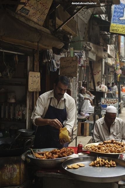 World Street Food, Desi Street Food, Pakistan Culture, Pakistani Culture, Street Food Market, World Street, Street Vendor, Food Street, Pakistani Food