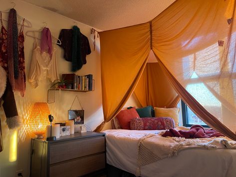 Dorm Canopy Bed, Bed Canopy Studio Apartment, Dorm Canopy, 90s Canopy Bed, Orange Canopy, Orange Canopy Bed, Bed Canopy Orange, College Dorm Room Inspiration, College House