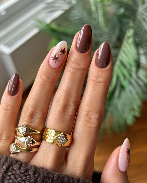 minimal autumnal leaves with flecks of gold 🍂🍁🌰🍯✨ rings from @luvaj 🫶 #nails #nailinspo #nailart #naildesign #autumnnails #brownnails #fallnails Fall Leaves Nail Designs, Fall Leaves Nails, Leaf Nails, Fall Nail Inspo, Uñas Ideas, Nailinspo Nailart, Boho Nails, November Nails, Brown Nails