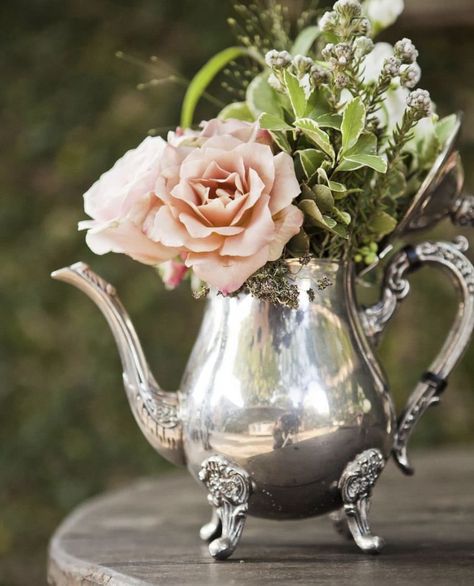 Silver Plate Decor, Silver Tray Decor, Teapot Centerpiece, Soft Pink Roses, Tea Party Table, Rose Soft, Silver Tea Set, Silver Teapot, Floral Arrangements Diy