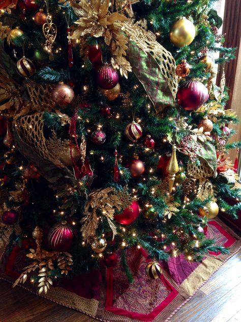 Elegant Christmas in burgundy and gold Christmas Tree Inspiration Red And Gold, Tree Inspiration, Christmas Tree Decorating Themes, Elegant Christmas Trees, Gold Christmas Decorations, Christmas Tree Inspiration, Gold Christmas Tree, Green Christmas Tree, Burgundy And Gold