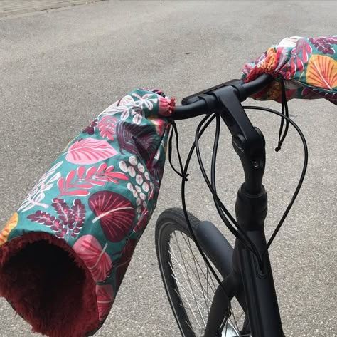 Fietsmoffen naaien | Gratis patroon & werkbeschrijving | LanaLotta - LanaLotta Diy Handwarmers, Sew Mama Sew, Scrap Fabric Projects, Sewing Business, Bicycle Women, Sewing Design, Bicycle Accessories, Diy Couture, Love Sewing