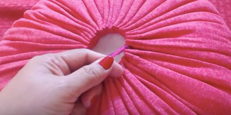 Watch How She Easily Repurposes A T-Shirt By Making This Cool Item! Shirt Upcycle, Throw Pillow Diy, Damask Decor, Diy Joy, Pillows Decorative Diy, Tshirt Pillow, Chic Pillows, Tissue Paper Flowers, Diy Sewing Clothes