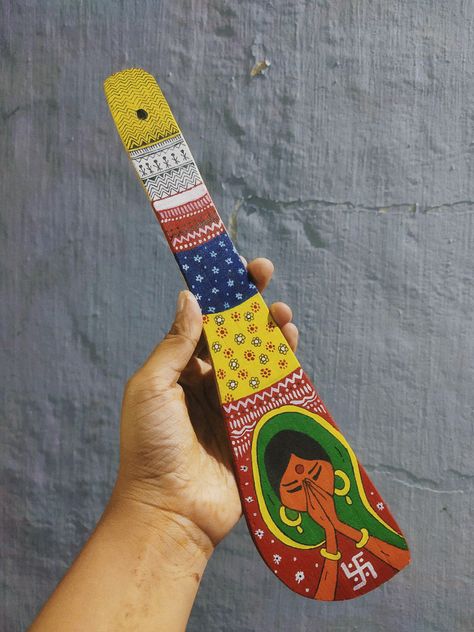 Traditional painting on wood Painting On Wooden Spoon, Wooden Spatula Painting, Wooden Spoon Painting, Spatula Painting, Leaf Art Diy, Wooden Spoon Crafts, Rajasthani Painting, Diy Paintings, Indian Women Painting