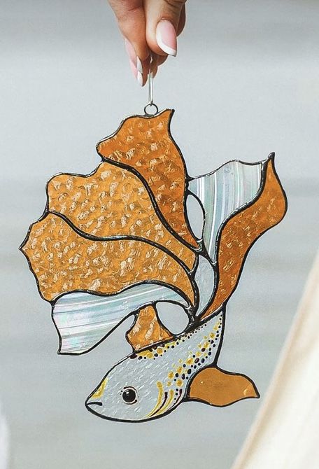 Stained Glass Art Fish, Stained Glass Jellyfish, Simple Glass Painting Designs, Stained Glass Fish, Stained Glass Patterns Free, Stained Glass Bird, Glass Painting Designs, Stained Glass Decor, Glass Repair