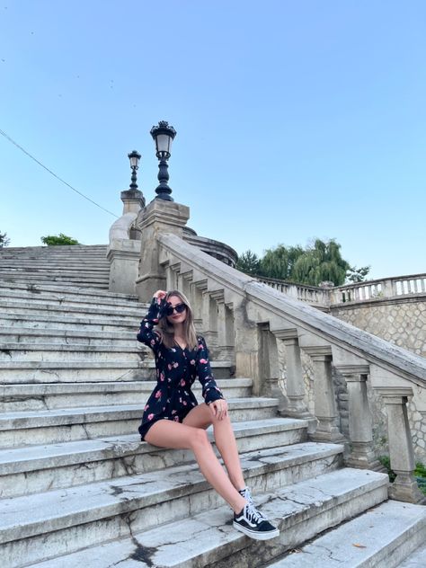 Photo Pose On Stairs, Stair Photo Poses, Photo Poses Stairs, Poze Za Slikanje, Stairs Photoshoot Posing Ideas, Stair Photoshoot, Staircase Poses, Stairs Poses, Pictures On Stairs