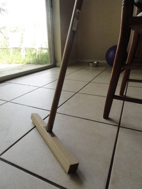 Cuban mop. Looks way more sturdy than the swiffer! Bed Maker, Mopping Floors, Clean My House, Broom Handle, Eco Living, Laundry Hacks, Natural Diy, Diy Flooring, Diy Cleaners