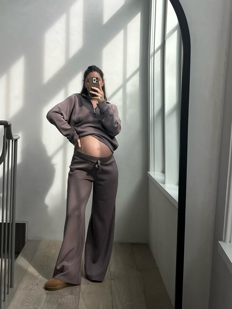 a very relaxed work home day ☁ wearing a @spanx airessentials two-piece set in smoke that’s in the softest, most buttery fabric, it’s truly one of the most comfortable sets I own. the pieces are non-maternity, so I sized up, and will wear into postpartum when comfort is everything. #ad #spanxpartner Lounge Wear Pregnant, Pregnant Athleisure Outfits, Cold Maternity Outfits, Pregnant Woman Outfits, Trendy Pregnancy Outfits, Maternity Loungewear, Pregnancy Fits, Recreate Photos, Maternity Lounge Wear