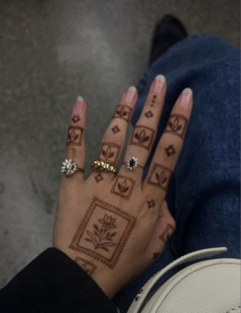 Iranian Henna, Henna On Fingers, Persian Henna, Desi Tattoo, Henna Tattoo Ideas, Princess Vibe, Cute Henna Tattoos, Persian Princess, Henna Style Tattoos