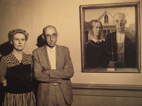 The models pose with Grant Wood's American Gothic Art Paintings Aesthetic, Grant Wood Paintings, American Gothic House, American Gothic Painting, American Gothic Parody, Grant Wood American Gothic, Values Art, Paintings Aesthetic, Modern Abstract Art Geometric