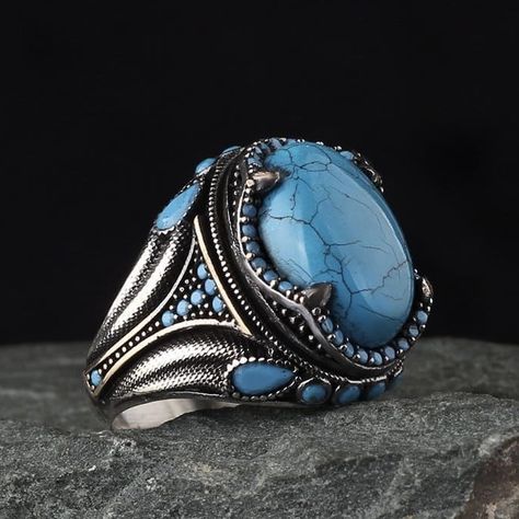 Bold turquoise ring with fine details on the sides. A true masterpiece for turquoise lovers. #turquoise #turquoisejewelry #turquoisering Mens Turquoise Rings, Onyx Ring Men, Cool Rings For Men, Unique Mens Rings, Extraordinary Jewelry, Mens Gemstone Rings, Deep Turquoise, Mens Rings Fashion, Sterling Silver Mens Rings