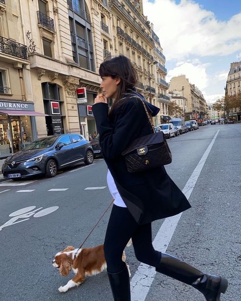 Pregnant Street Style, Shoes With Leggings, Leia Sfez, Ann Demeulemeester Boots, Preggo Fashion, Colorful Jacket, Maternity Chic, Leather Knee Boots, Winter Maternity