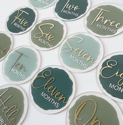 Acrylic Signs Cricut, Gold Vinyl Projects, Acrylic Crafts To Sell, Acrylic Circle Crafts, Acrylic Cricut Projects, Cricut Acrylic Projects, Cricut Ideas To Sell, Cricut Personalized Gifts, Acrylic Crafts