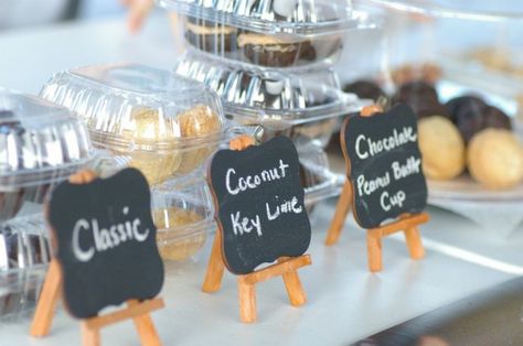 adorable way of labeling food at a party Bakery Stall Decoration Ideas, Baked Goods Vendor Booth, Food Stall Decoration Ideas, Food Stall Ideas For College Fest, Small Stall Design Food, Food Stand, Bake Sale Set Up, Cookie Display Ideas Farmers' Market, Food Labels For Buffet