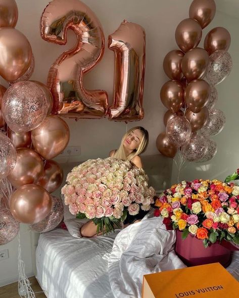 Birthday Girl Aesthetic, 21st Birthday Pictures, Hotel Birthday Parties, Surprise Birthday Decorations, 18th Birthday Decorations, 21st Bday Ideas, Happy Birthday Decor, Birthday Room Decorations, Aesthetic Birthday