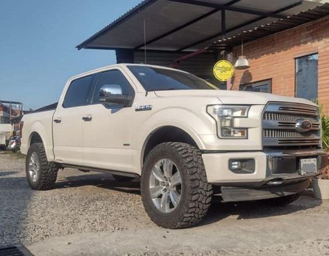 Equipamos esta Ford Lobo F150 Platinum con Suspensión RoughContry de 3.5 pulgadas con horquillas superiores reforzadas y corregidas, usando los rines originales de 20”, se instalaron espaciadores de rines de 2 Pulgadas para poder instalar unasl llantas 35×12.5R20 Cooper Stt Pro MudTerrain F150 Platinum, Ford Lobo, Lucky Girl, Platinum, Ford