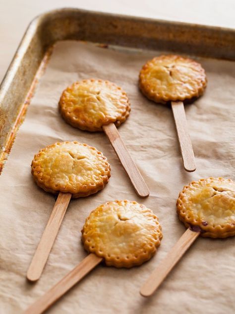 These PB&J Pie Bites are the perfect treat for a summer BBQ. Apple Pie Pockets, Mini Blueberry Pies, Cake Pop Receita, Pie Pops, Cake Pop Recipe, Mini Pies, Blueberry Pie, Scrumptious Desserts, Cherry Tart