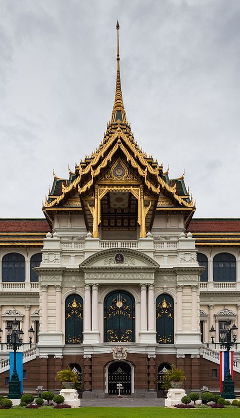 Grand Palace, Bangkok, Thailand Grand Palace Bangkok, Thai Royal Family, Cambodian Art, Bangkok City, Grand Palace, Coffee Shop Design, Traditional Architecture, Angkor, Manor House