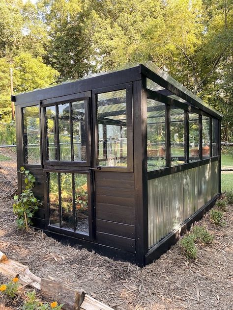 Home Greenhouse Diy, Old Window Greenhouse Plans, Greenhouse With Recycled Windows, Greenhouse Using Old Windows, Greenhouse Plans Old Windows, Diy Greenhouse Old Windows, Things To Do With Old Windows, Greenhouses Made From Old Windows, Pallet Greenhouse Diy