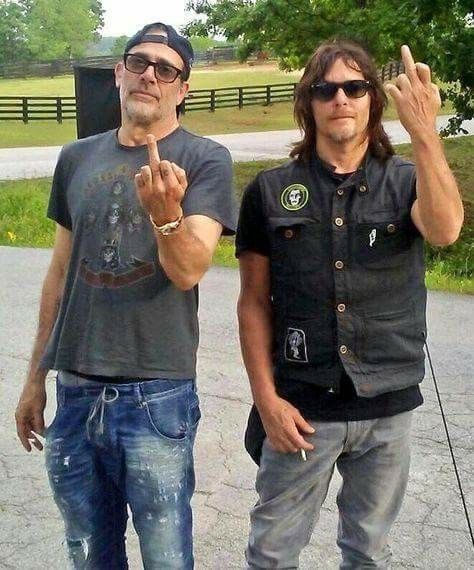 Jeffery Dean Morgan and Norman Reedus - TWD Twd Funny, Twd Memes, Walking Dead Funny, Walking Dead Memes, Foto Top, Dead Memes, John Winchester, Walking Dead Cast, E Cards