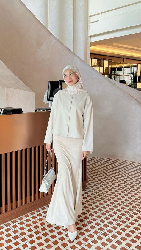 𝑲𝑨𝑳𝑶 𝑺𝑼𝑲𝑨 𝑶𝑶𝑻𝑫 𝑰𝑵𝑰, 𝑺𝑰𝑳𝑨𝑯𝑲𝑨𝑵 𝑺𝑨𝑽𝑬 𝑫𝑨𝑵 𝑺𝑯𝑨𝑹𝑬 Classy Fits, Muslim Outfits Casual, Classic Style Outfits, Casual Hijab Outfit, Muslim Outfits, Hijabi Outfits, Outfit Hijab, Modest Fashion Outfits, Formal Outfit