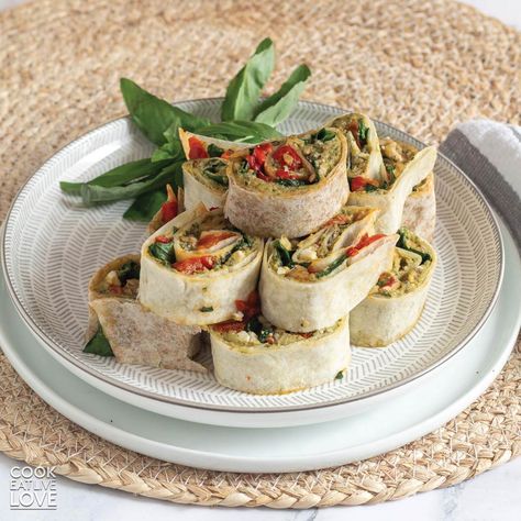 Easy Hummus Pinwheels Vegan Pinwheels, Hummus Pinwheels, Vegetarian Empanadas, Veggie Hummus Wrap, Baked Zucchini Fritters, Pesto Hummus, Tortilla Pinwheels, Pinwheel Sandwiches, Quinoa Bites