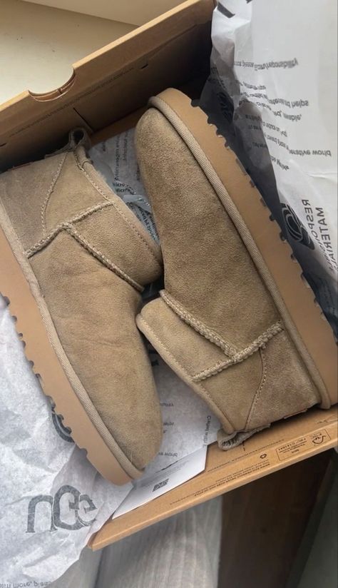 New marrone / antilope ultra mini ugg fw23 in box Ultra Mini Uggs Antelope, Ugg Ultra Mini Slate, Ugg Caribou, Light Brown Uggs, Ultra Mini Uggs Outfit, Mini Uggs Outfit, Uggs Mini, Ultra Mini Ugg, Ultra Mini Uggs