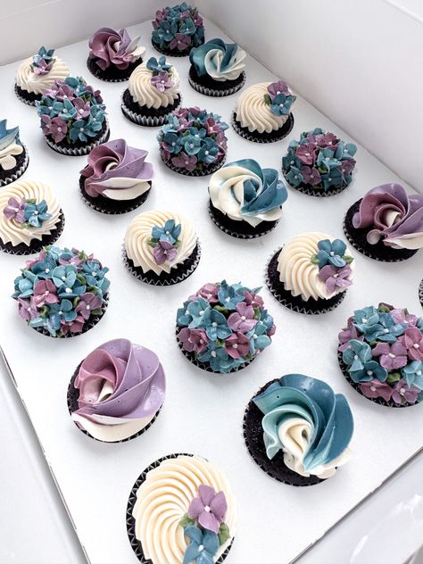 Blue Purple Cupcakes, Blue And Purple Party Theme, Purple Blue Wedding Cake, Purple And Blue Cupcakes, Summer Wedding Cupcakes, Birthday Cakes Design, Purple Wedding Cupcakes, Blue Wedding Cupcakes, Blue Birthday Themes